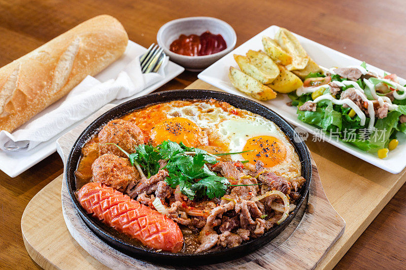 Banh mi chao面包是用煎锅盛着，配上鸡蛋、肉酱、牛肉、沙拉和香肠。